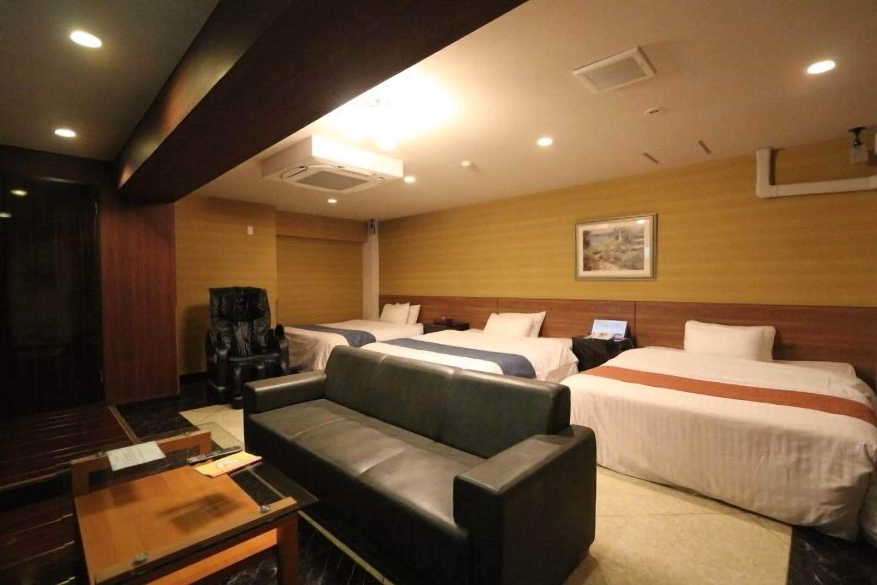 Habitación triple Premium | Edredones de plumas, decoración individual, cortinas opacas