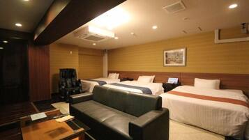 Habitación triple Premium | Edredones de plumas, decoración individual, cortinas opacas