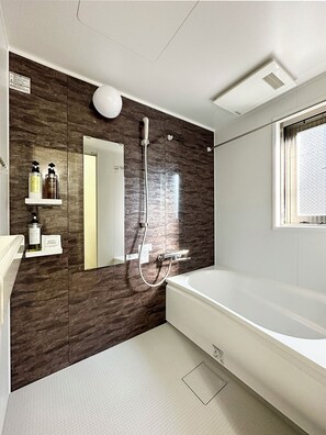 Family Apartment | Bathroom | Separate bathtub and shower, hair dryer, bidet, towels - Yutori (Onomichi)