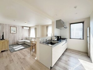 Grand Apartment, 2 Bedrooms | Private kitchen | Mini-fridge, microwave, stovetop, toaster - Yutori (Onomichi)