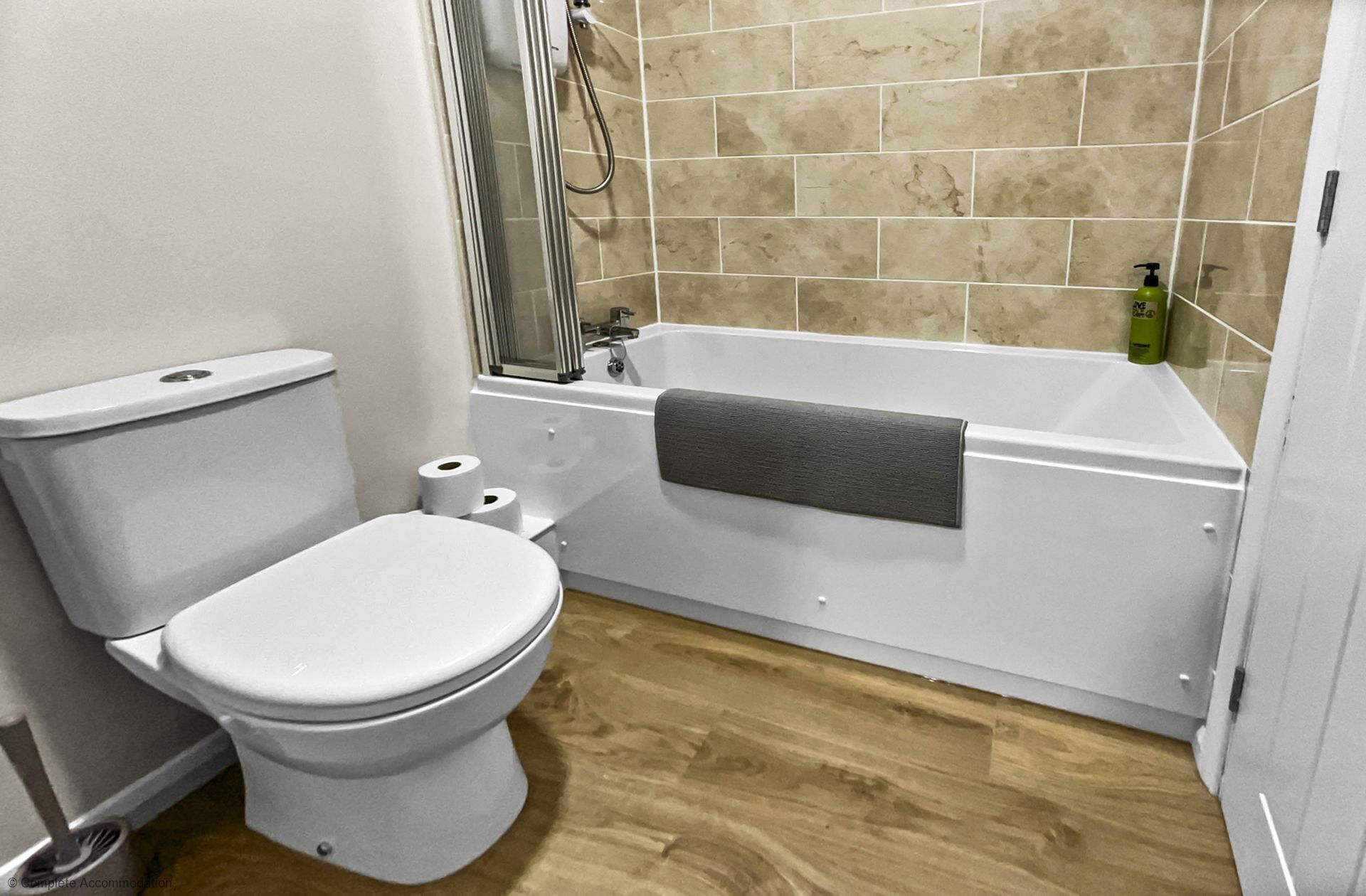 Un baño con inodoro, ducha y bañera.