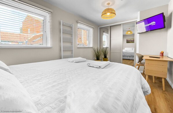 2 bedrooms, iron/ironing board, travel crib, free WiFi - Whitsun 1.5 - an apartment that sleeps 4 guests in 2 bedrooms (Gosport)