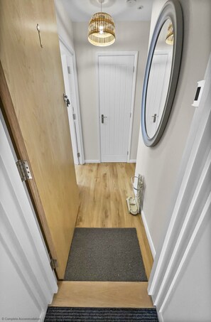 Interior - Whitsun 1.5 - an apartment that sleeps 4 guests in 2 bedrooms (Gosport)