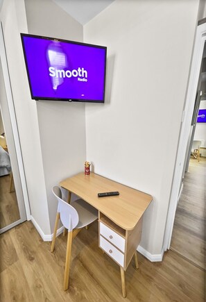 Interior - Whitsun 1.5 - an apartment that sleeps 4 guests in 2 bedrooms (Gosport)