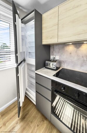 Fridge, microwave, oven, highchair - Whitsun 1.5 - an apartment that sleeps 4 guests in 2 bedrooms (Gosport)