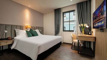 Habitación doble Deluxe | Minibar, caja de seguridad en la habitación y escritorio