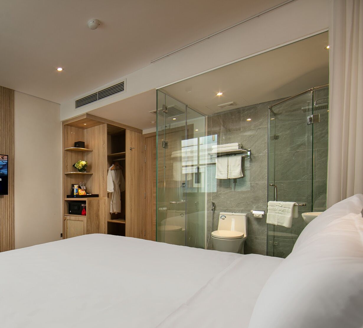 Deluxe Double Room | Minibar, in-room safe, desk, blackout drapes