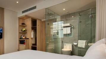 Deluxe Double Room | Minibar, in-room safe, desk, blackout drapes