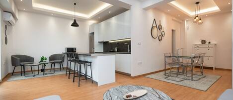 Apartamento superior, 2 habitaciones, balcón | Zona de estar | Smart TV de 43 pulgadas con canales por cable