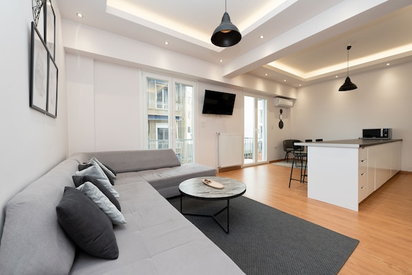 Living area - Modern Family Apartment near Acropolis (Athens)