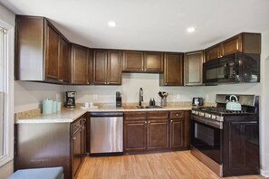 Kjøleskap, oppvaskmaskin, kjøkkenutstyr og papirhåndklær