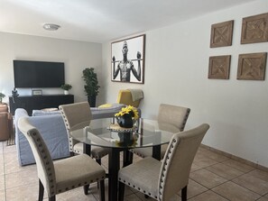 House, 3 Bedrooms, Non Smoking, Private Bathroom | In-room dining