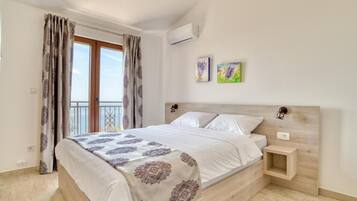 3 bedrooms, desk, laptop workspace, soundproofing