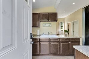 Hiustenkuivaaja, pyyhkeet, saippua, sampoo