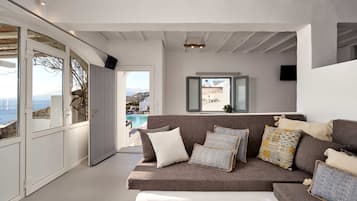 Superior Suite with Balcony, Sea View and Private Pool with Hydromassage | 1 bedroom, Egyptian cotton sheets, premium bedding, pillowtop beds