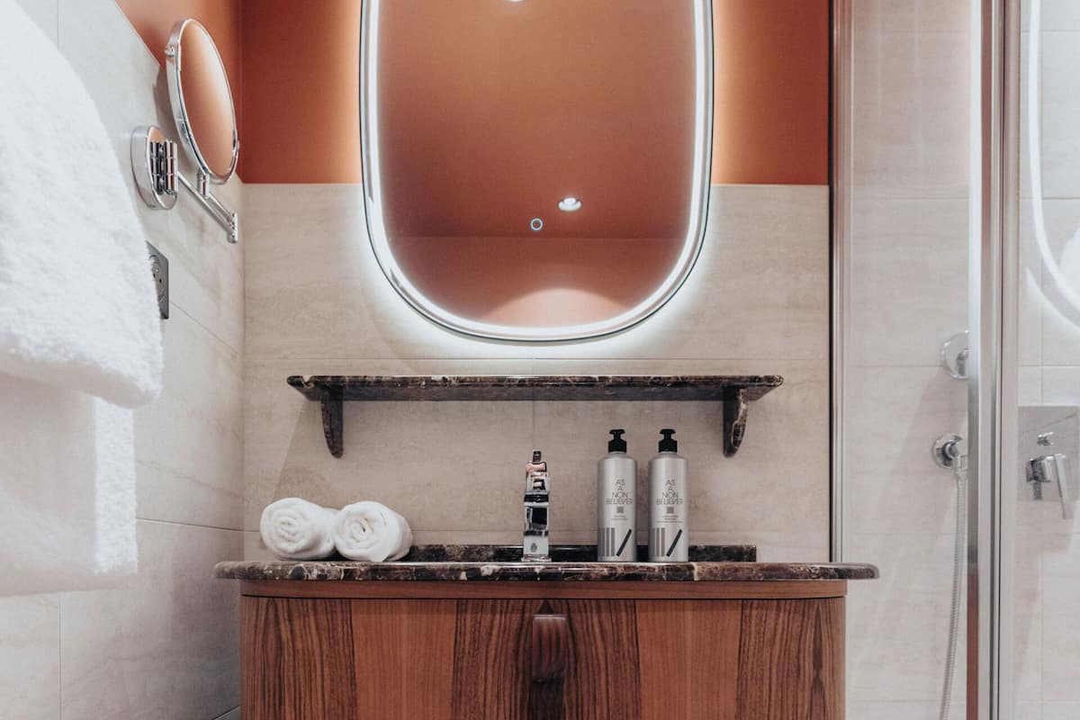 Suite, bagno in camera | Bagno | Doccia, soffione a pioggia, set di cortesia firmato, asciugacapelli