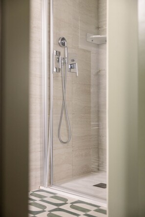 Deluxe Suite, Ensuite | Bathroom | Shower, rainfall showerhead, designer toiletries, hair dryer
