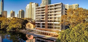 المنشأة من الخارج