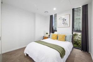 2 slaapkamers, een bureau, een strijkplank/strijkijzer, reisbedje