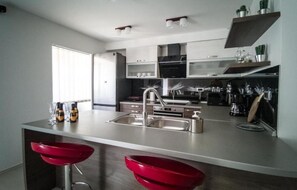 Kjøleskap, oppvaskmaskin og kaffetrakter/tekoker