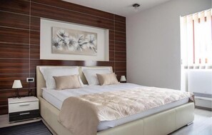 3 habitaciones, tabla de planchar con plancha y cuna de viaje 