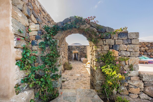 Property grounds - Superb Villa With Private Pool, Authentic Charm and Impressive Views (Khamma)