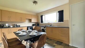Comfort House | Private kitchen | Fridge, microwave, oven, stovetop