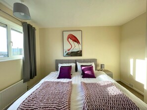 Comfort House | 3 bedrooms, laptop workspace, iron/ironing board, WiFi (free) - 6 Person Spacious Home with Garden (Barnsley)