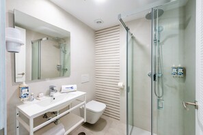 Regadera tipo lluvia, secadora de cabello, toallas, jabón