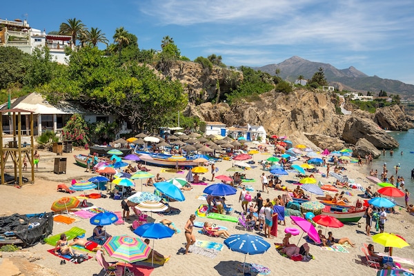 Playa en los alrededores y 2 bares en la playa