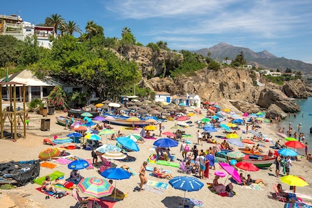 Una playa cerca, 2 bares en la playa