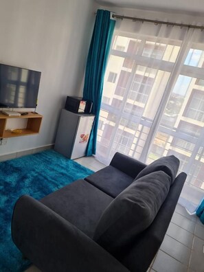 豪華開放式客房 | 起居區 | 24-吋智慧型電視，提供數位頻道