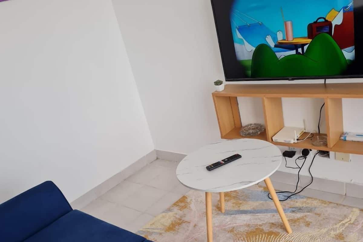 Studio – executive | Oppholdsområde | En 24-tommers smart-TV med digitale kanaler