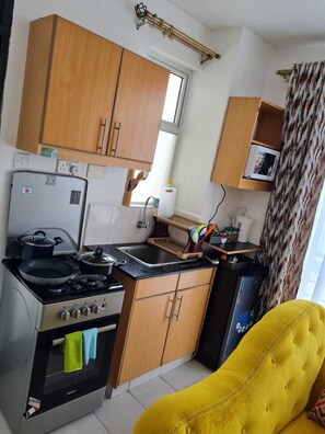 Studio Élite | Cuisine privée | Réfrigérateur, four à micro-ondes, vaisselle et ustensiles
