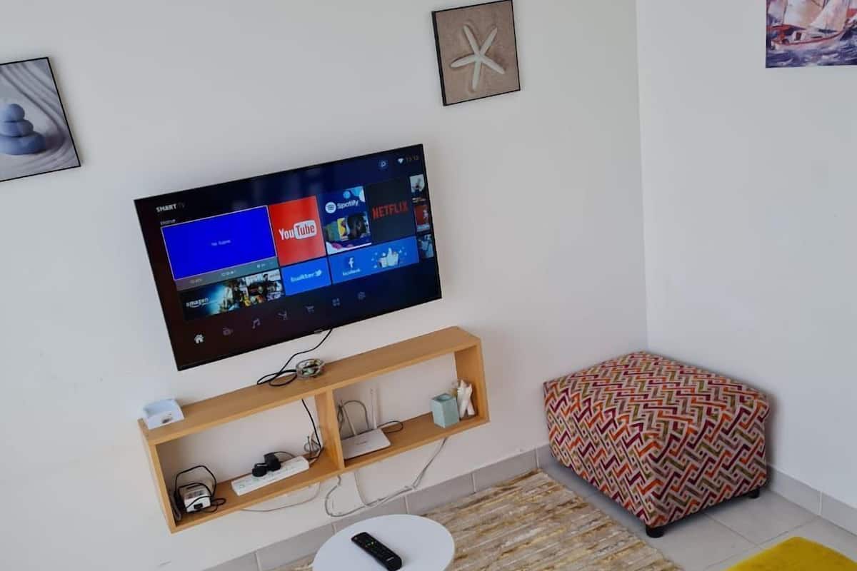 Studio – elite | Oppholdsområde | En 24-tommers smart-TV med digitale kanaler