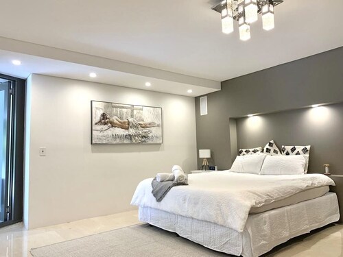 Putney Studio, short drive to parkland & Olympic 
