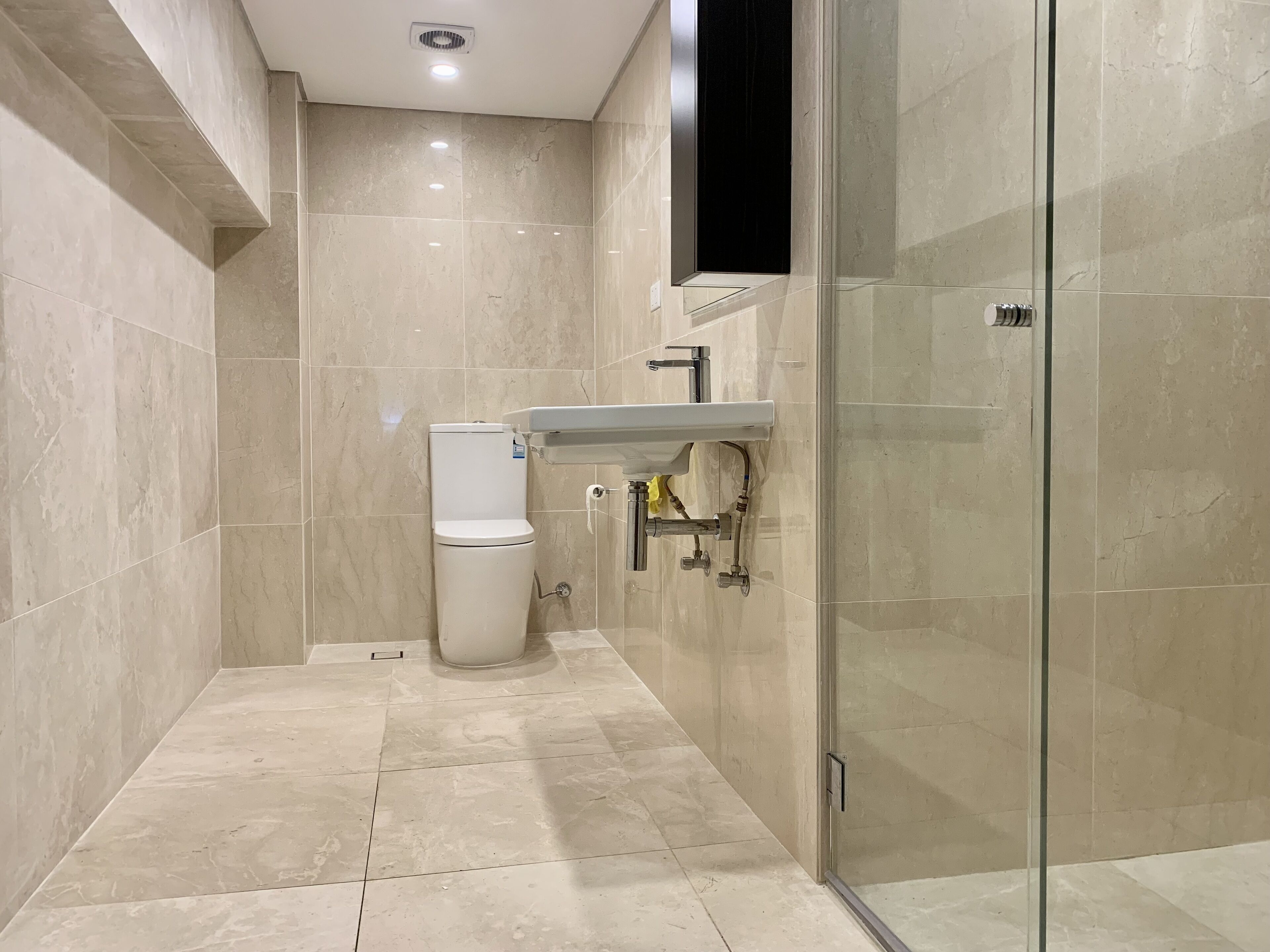 Douche, sèche-cheveux, serviettes fournies, savon