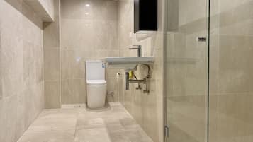 Douche, sèche-cheveux, serviettes fournies, savon
