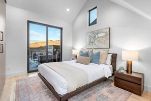 4 slaapkamers, een bureau, een strijkplank/strijkijzer, wifi