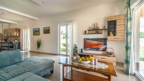 Smart-TV og peis