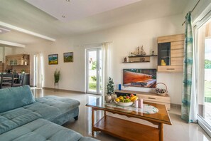 Smart TV, fireplace