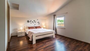 6 bedrooms, in-room safe, iron/ironing board, free WiFi