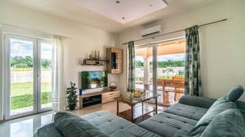 Smart TV, table tennis