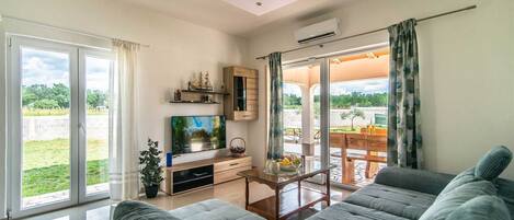 Téléviseur connecté, table de ping-pong