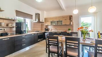 Fridge, oven, stovetop, dishwasher