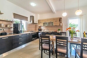 Fridge, oven, stovetop, dishwasher