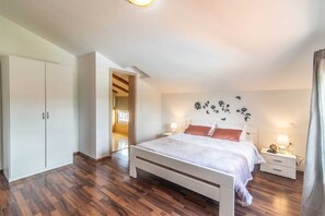6 bedrooms, free WiFi, bed sheets