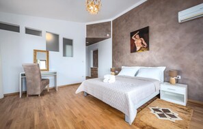 5 slaapkamers, een strijkplank/strijkijzer, reisbedje, gratis wifi