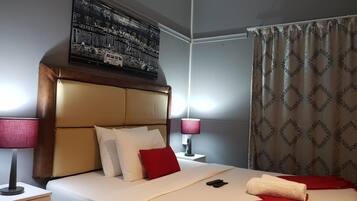 Dobbeltrom for 1 person – comfort, 1 queensize-seng | Bad | Dusj, regndusjhode, toalettartikler (inkludert) og håndklær