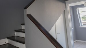 A staircase with white walls and dark wooden steps. - Kingsworth Inn - Port Elizabeth (Gqeberha (Port Elizabeth))
